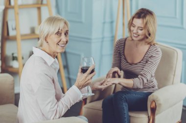 Yaşlı Bayan kızıyla birlikte evde zaman harcama