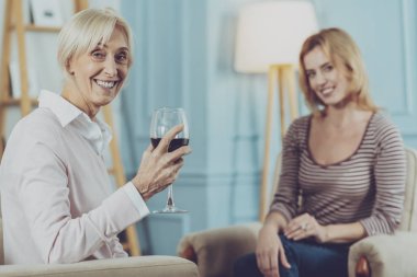 Yaşlı kadın kızı şirkette şarap içme