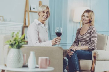 Anne ve kızı iletişim ve şarap içme