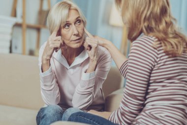 Kızı için baş ağrısı hakkında şikayetçi kadın kıdemli