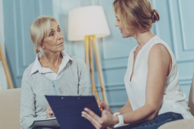 Yaşlı kadın onun mali danışmanı için dinleme