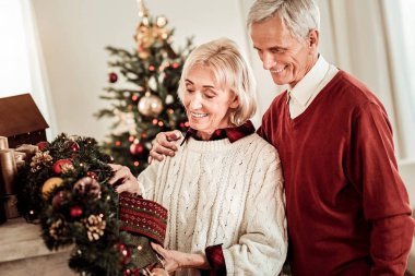 Ayakta ve süslemeleri bakan hoş güzel çift.