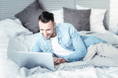 Neşeli freelancer onun laptop içinde sohbet