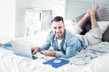Mesafe çalışan olumlu memnun adam