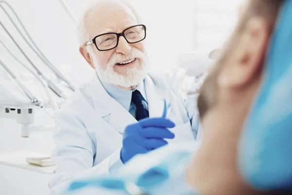 Gay macho dentista mostrando dientes limpieza — Foto de Stock