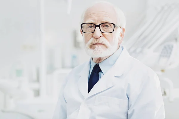 Серьезный стоматолог-мужчина ждет пациента — стоковое фото