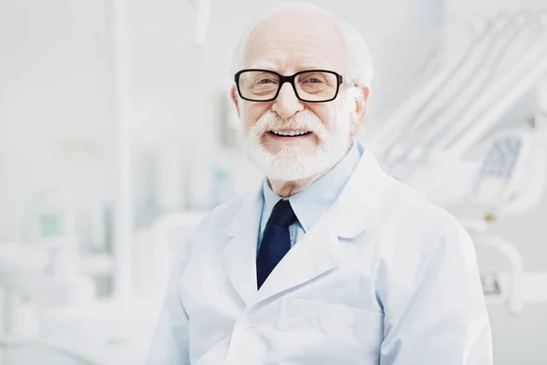 Gioioso dentista maschile aiutare le persone — Foto Stock