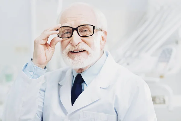 Энергичный врач-мужчина приветствует пациента — стоковое фото