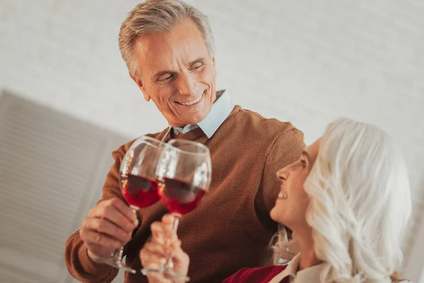 Bejaarde echtpaar vieren verjaardag — Stockfoto