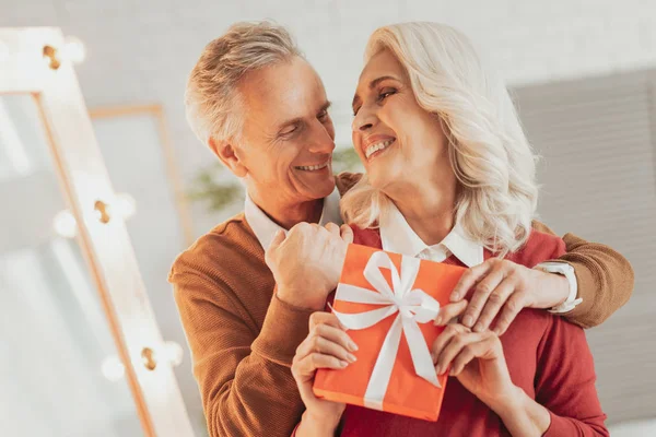 Positiv äldre man kramar hans glada fru — Stockfoto