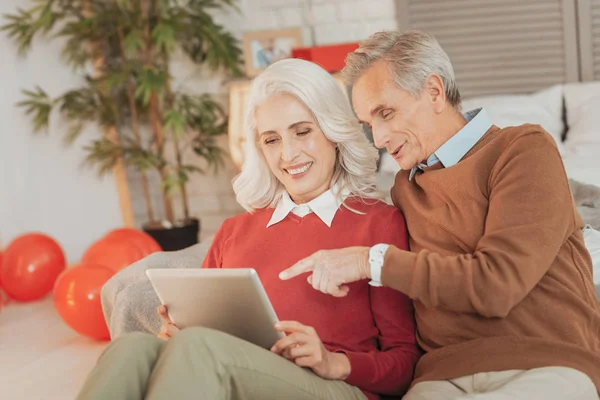 Interesting Content Happy Elderly Married Couple Sitting Living Room Viewing — Stock Photo, Image