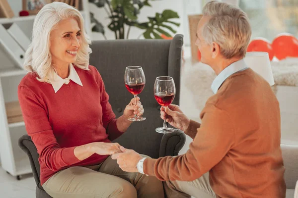 Lächelnder älterer Mann hält seine Frau an der Hand — Stockfoto