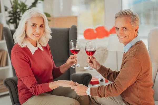 Glückliches Senioren-Paar mit Brille, das sich an den Händen hält — Stockfoto