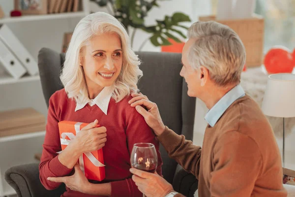 Retrato de una feliz pareja de personas mayores mirándose — Foto de Stock