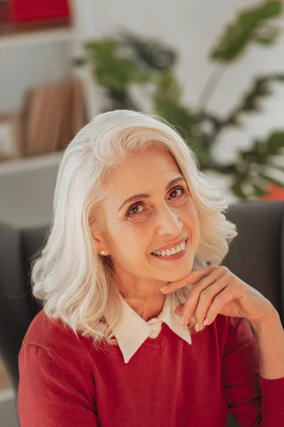 Porträtt av bedårande senior kvinna — Stockfoto