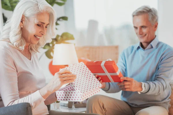 Äldre positiv par deras öppning gåvor — Stockfoto