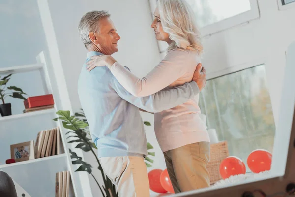 Hombre y mujer mayores abrazando — Foto de Stock