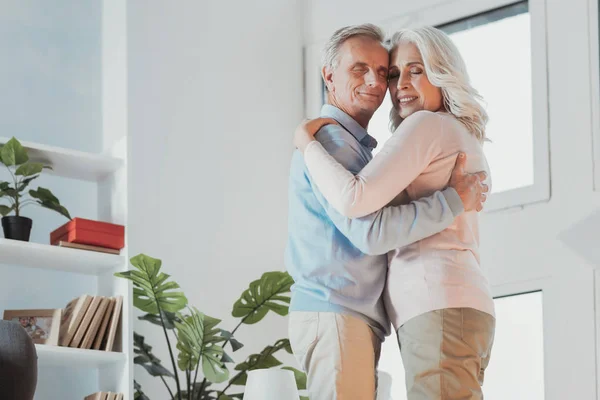 Alegre cónyuges mayores abrazando y bailando — Foto de Stock