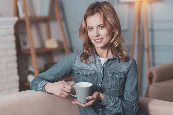 Glad positiv kvinna som håller en kopp te — Stockfoto