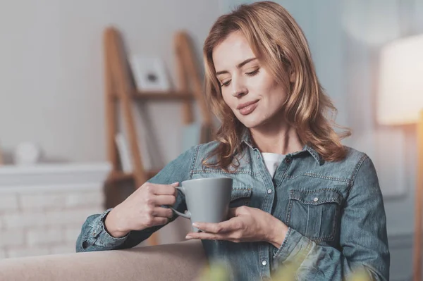 Hermosa mujer atractiva mirando la taza — Foto de Stock