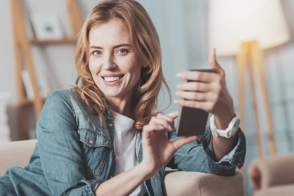 Encantada mulher positiva estar em um ótimo humor — Fotografia de Stock