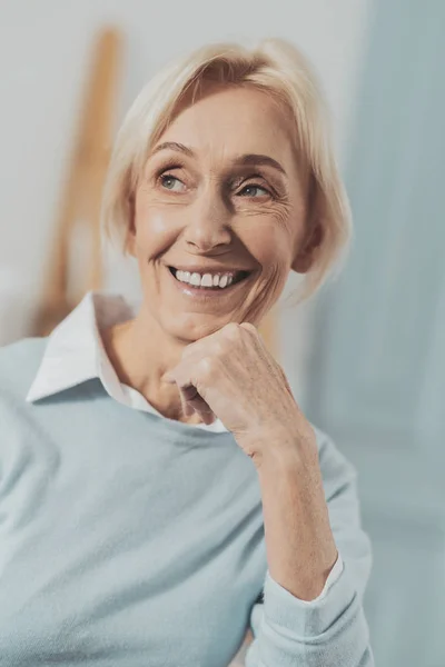 Glücklich entzückte Frau hält ihr Kinn — Stockfoto