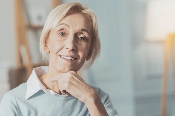 Portret szczęśliwy ładne kobiety, patrzy na Ciebie — Zdjęcie stockowe