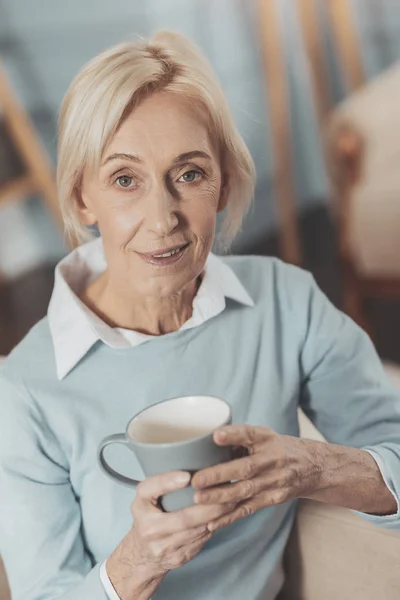 Freudige, glückliche Frau mit einer Tasse — Stockfoto