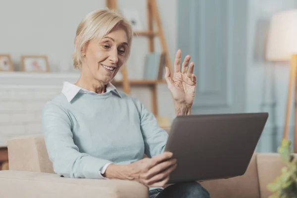 Glückliche Frau macht Videoanruf — Stockfoto