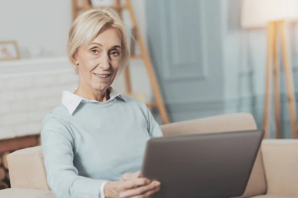 Zachwycony kobieta wieku pracy na laptopie — Zdjęcie stockowe