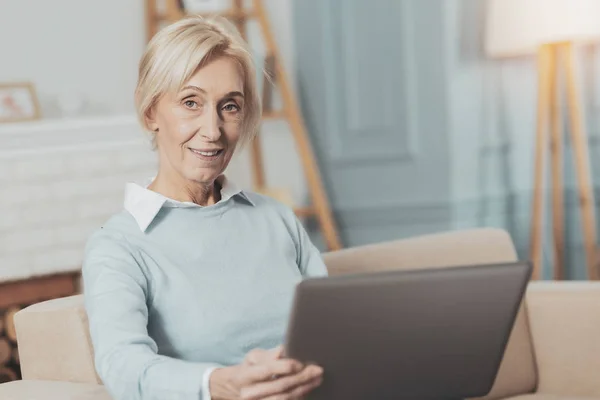 Hochbetagte Frau arbeitet am Laptop — Stockfoto