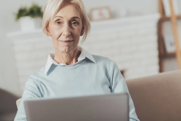 Mujer agradable positiva trabajando como freelancer — Foto de Stock