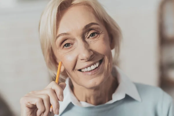 Ansiktsuttryck Porträtt Glad Äldre Kvinna Medan Håller Penna — Stockfoto