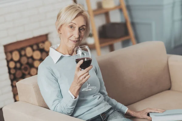 Alegre mujer mayor bebiendo vino — Foto de Stock