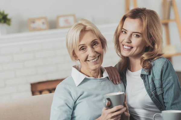 Encantada madre e hija positivas mirándote — Foto de Stock