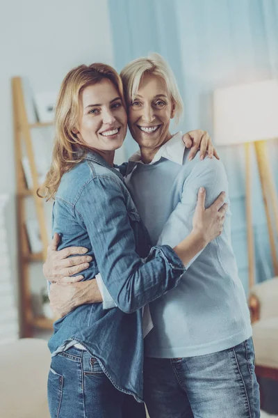 Madre e hija abrazándose mutuamente — Foto de Stock