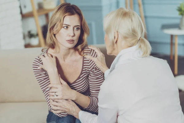 Vorsichtige Mutter hört ihrer Tochter zu — Stockfoto