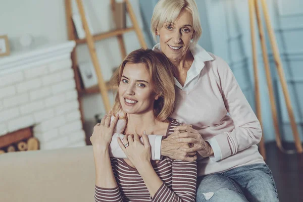 Mãe positiva abraçando sua querida filha — Fotografia de Stock