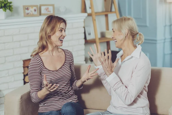 Madre mayor y su hija recibiendo muy buenas noticias — Foto de Stock