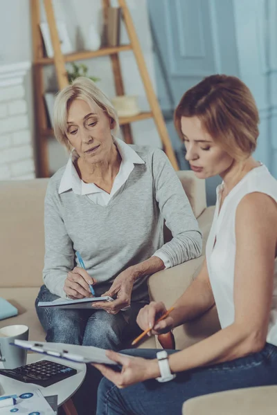 Affärskvinna som kontrollerar data med hennes finansiell rådgivare — Stockfoto