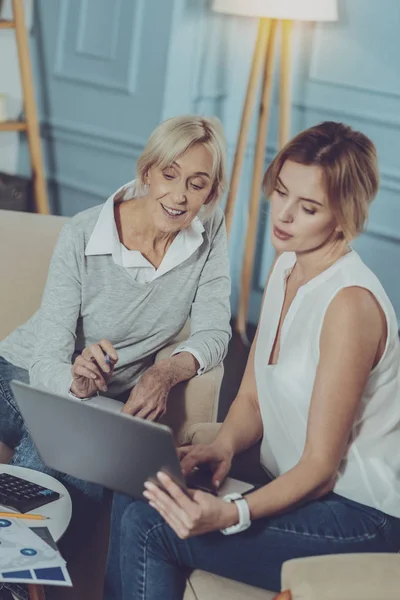 Äldre affärskvinna talar med finansiell konsult — Stockfoto