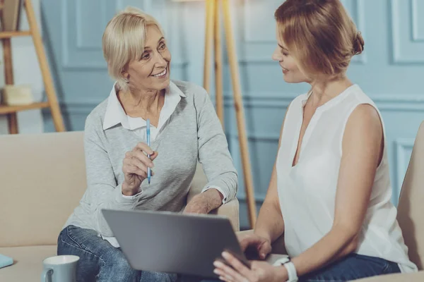 Två kvinnor diskuterar business använder en bärbar dator — Stockfoto