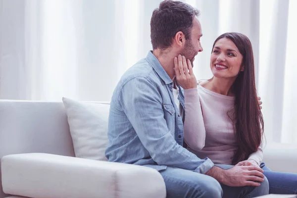 Entzückendes junges Paar schaut einander an — Stockfoto