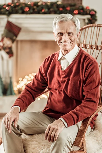 Starszy człowiek radosny siedzi i uśmiechając się. — Zdjęcie stockowe