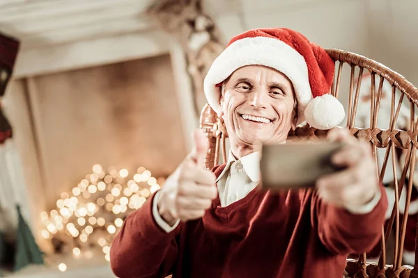 Feliz hombre mayor sonriendo y haciendo selfie . — Foto de Stock