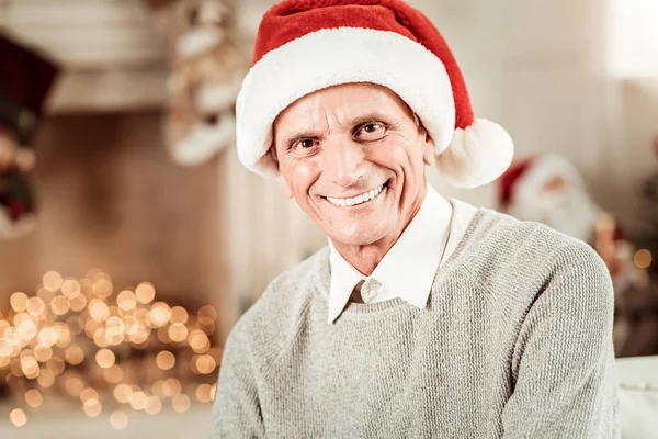 Alegre agradável homem olhando em linha reta e sorrindo . — Fotografia de Stock