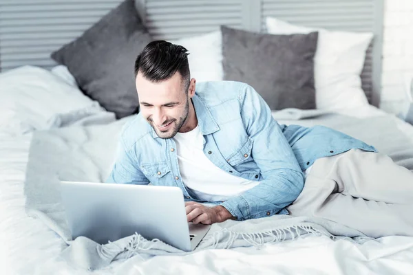 Freelancer alegre conversando em seu laptop — Fotografia de Stock