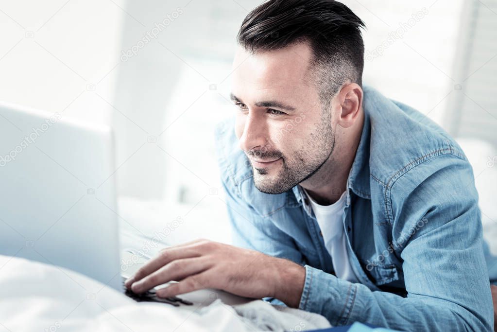 Relaxed distance worker reading news