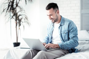 Olumlu memnun esmer yazarak mesaj