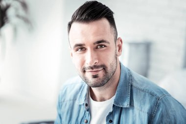 Çekici esmer adam seni izliyorum